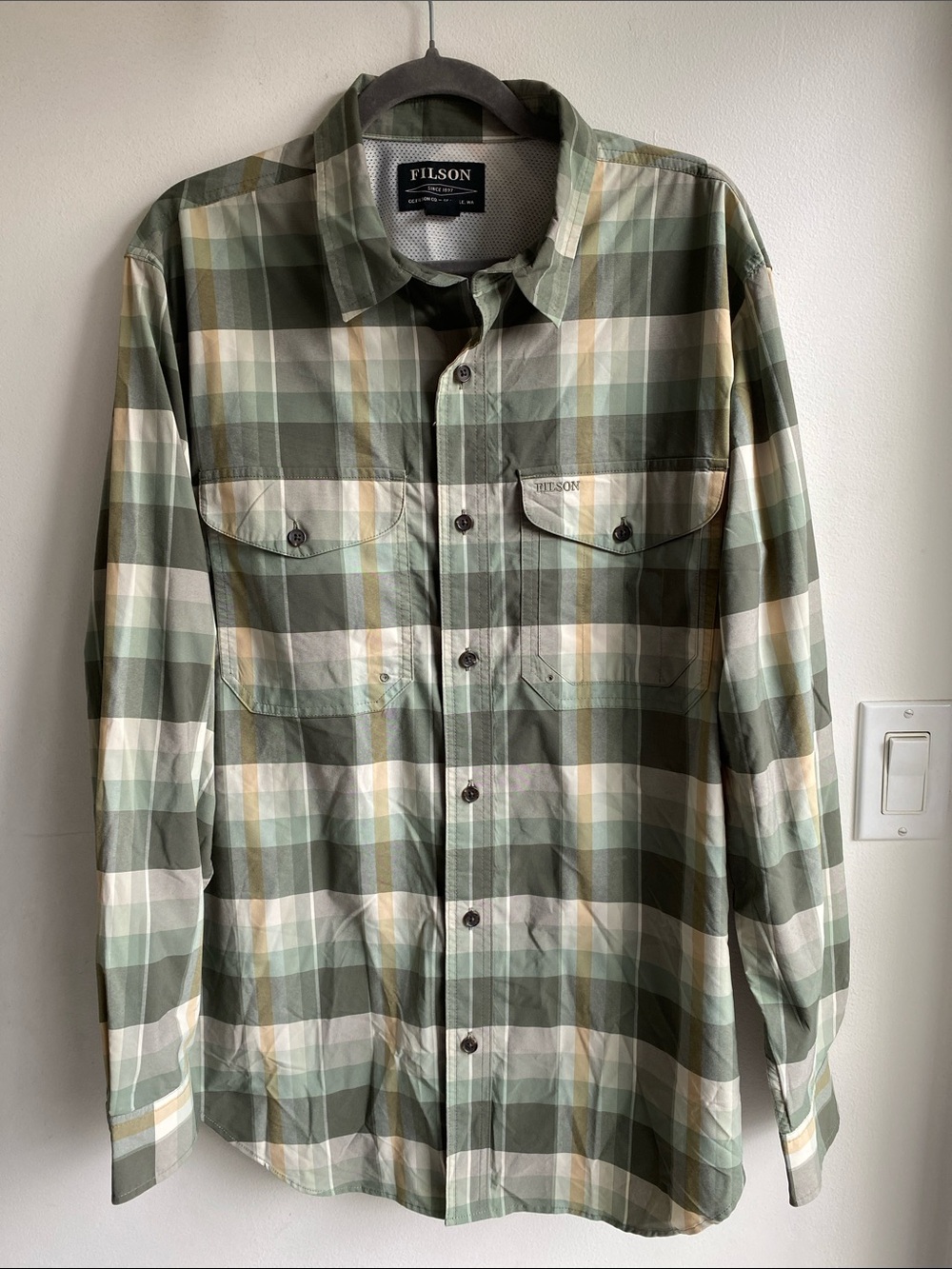 Filson Twin Lakes  Sport Shirt Green White Gold Plaid Large Like New!